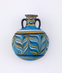 Beyaz, siyah ve sarı renkte sürüklenmiş tüy tasarımlı açık mavi lentoid şişe, 18. Hanedan, MÖ 1539-1295 c.1539-1295 cam